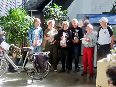 912955 Groepsportret van de vijf samenstellers van het boek 'Geboren in Utrecht - Jeugdherinneringen van Utrechters', ...